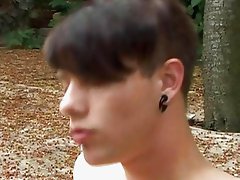 Amateur twinks doing a deep throat action outdoor