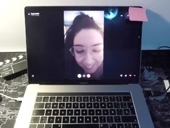 Actriz porno milf española se folla a un fan por webcam.